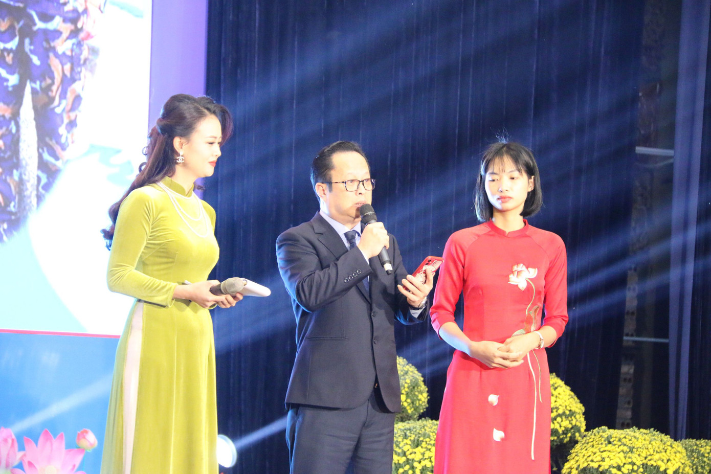 Qua điện thoại, ông Trần Thế Cương, Giám đốc Sở GD&ĐT Hà Nội gửi lời thăm hỏi, động viên và chúc Tết các chiến sĩ. Qua điện thoại, ông Trần Thế Cương, Giám đốc Sở GD&ĐT Hà Nội gửi lời thăm hỏi, động viên và chúc Tết các chiến sĩ.