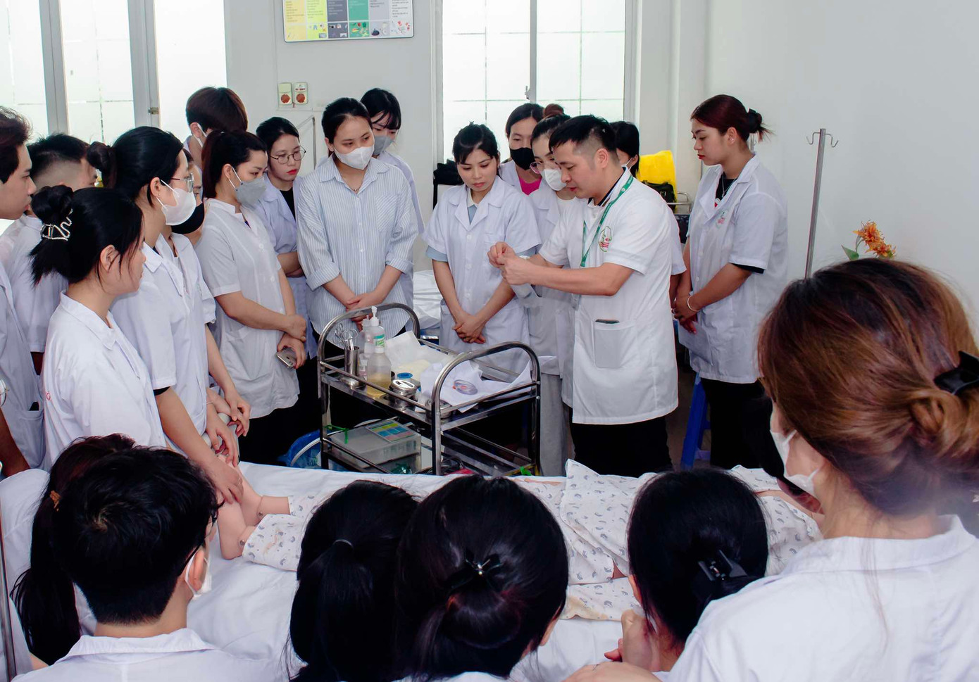 Học viên một trường Cao đẳng nghề tại Hà Nội đang được học thực hành nghề Y tá - Điều dưỡng. Học viên một trường Cao đẳng nghề tại Hà Nội đang được học thực hành nghề Y tá - Điều dưỡng.