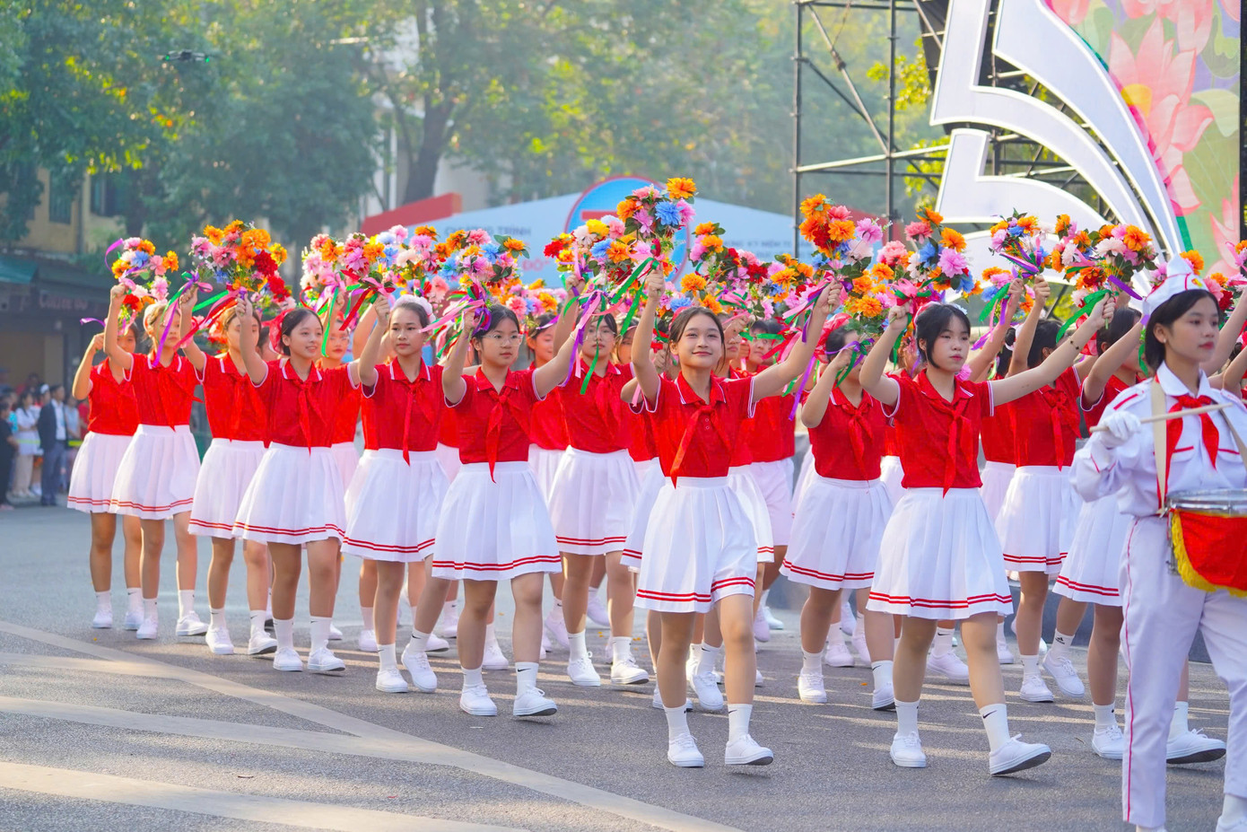 Với tinh thần đoàn kết và lòng nhiệt huyết, những điệu kèn, điệu múa, nhịp trống, những lời ca, tiếng hát, các em học sinh đã mang đến chương trình những tiết mục hấp dẫn, được dàn dựng công phu với sắc màu đa dạng, có chất lượng nghệ thuật cao.