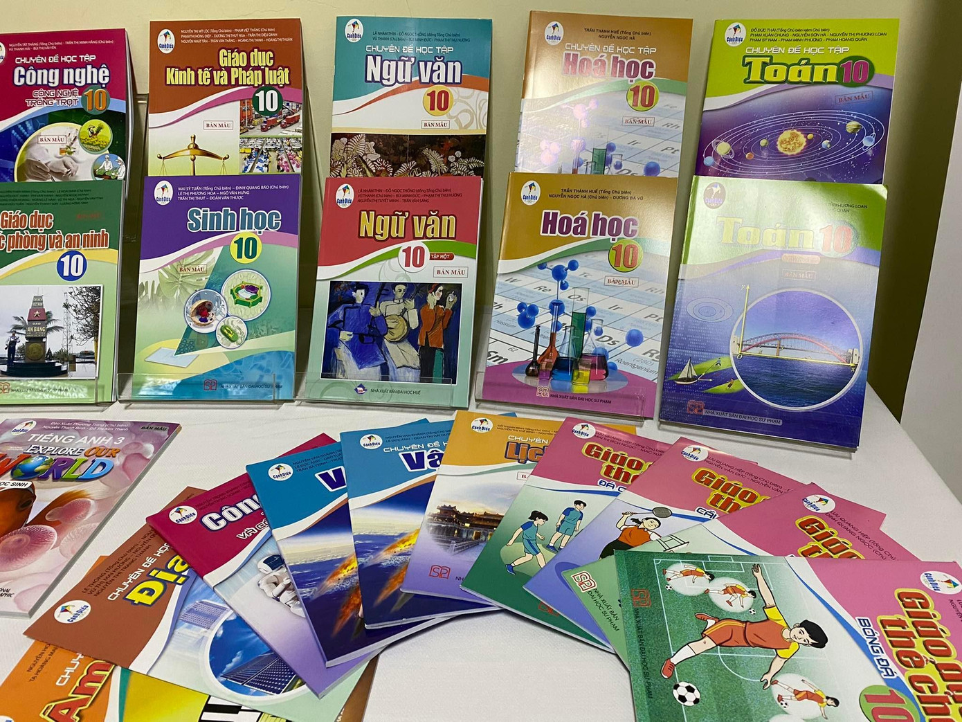 SGK mới có giá đắt gấp 2-3 lần SGK chương trình hiện hành. SGK mới có giá đắt gấp 2-3 lần SGK chương trình hiện hành.