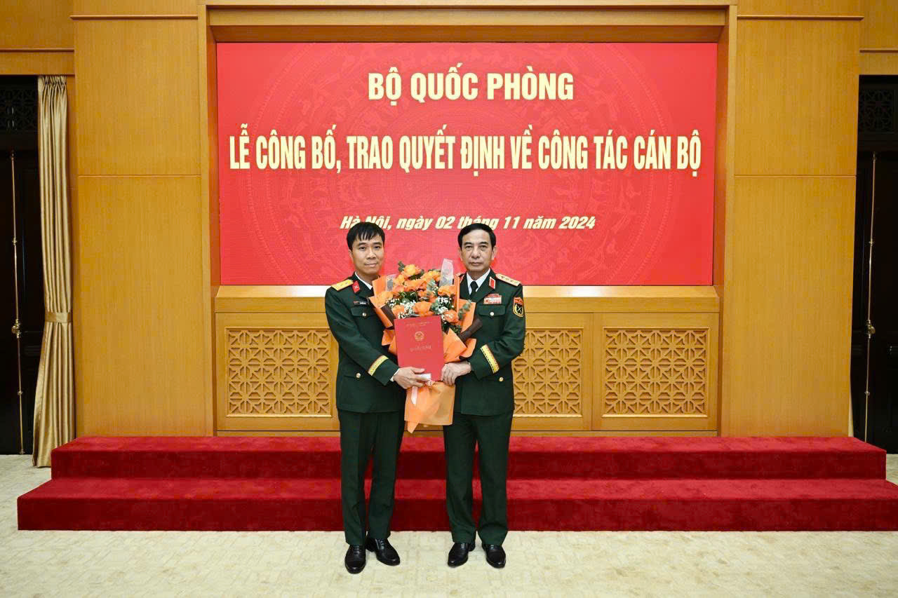 Đại tướng Phan Văn Giang, Ủy viên Bộ Chính trị, Phó Bí thư Quân ủy Trung ương, Bộ trưởng Bộ Quốc phòng trao Quyết định bổ nhiệm Trung tá Nguyễn Đạt. Đại tướng Phan Văn Giang, Ủy viên Bộ Chính trị, Phó Bí thư Quân ủy Trung ương, Bộ trưởng Bộ Quốc phòng trao Quyết định bổ nhiệm Trung tá Nguyễn Đạt.