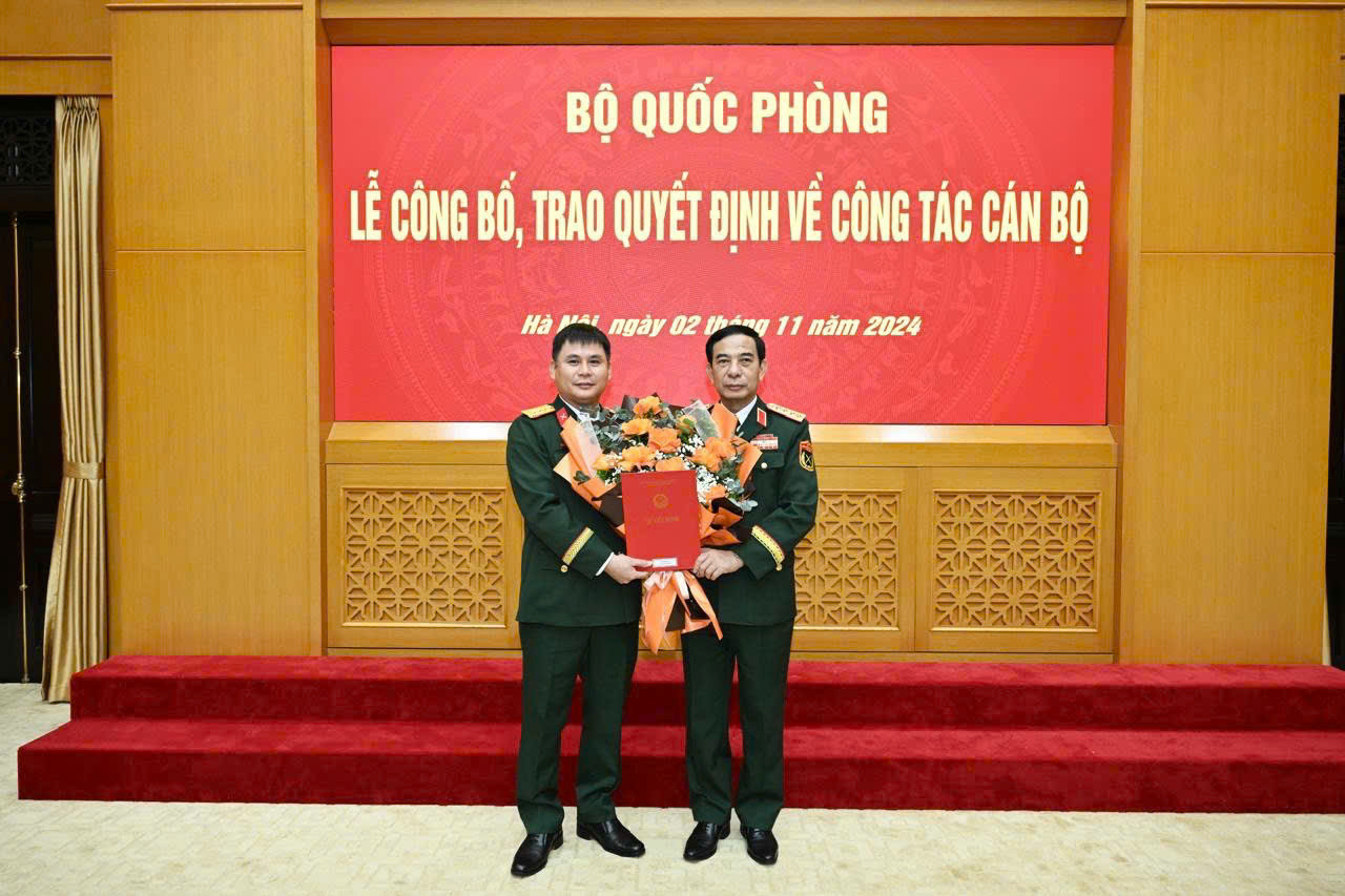 Đại tướng Phan Văn Giang, Ủy viên Bộ Chính trị, Phó Bí thư Quân ủy Trung ương, Bộ trưởng Bộ Quốc phòng trao Quyết định bổ nhiệm Thượng tá Cao Anh Sơn. Đại tướng Phan Văn Giang, Ủy viên Bộ Chính trị, Phó Bí thư Quân ủy Trung ương, Bộ trưởng Bộ Quốc phòng trao Quyết định bổ nhiệm Thượng tá Cao Anh Sơn.