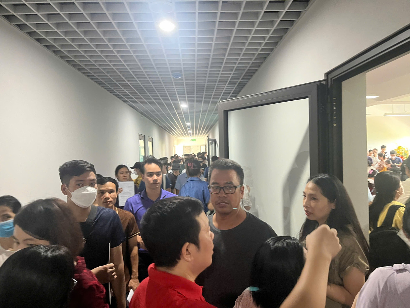 Hơn 9 giờ bảo vệ nhà trường mở cửa cho phụ huynh di chuyển vào trong để tránh tình trạng tụ tập đông đúc trước cổng trường. Hơn 9 giờ bảo vệ nhà trường mở cửa cho phụ huynh di chuyển vào trong để tránh tình trạng tụ tập đông đúc trước cổng trường.