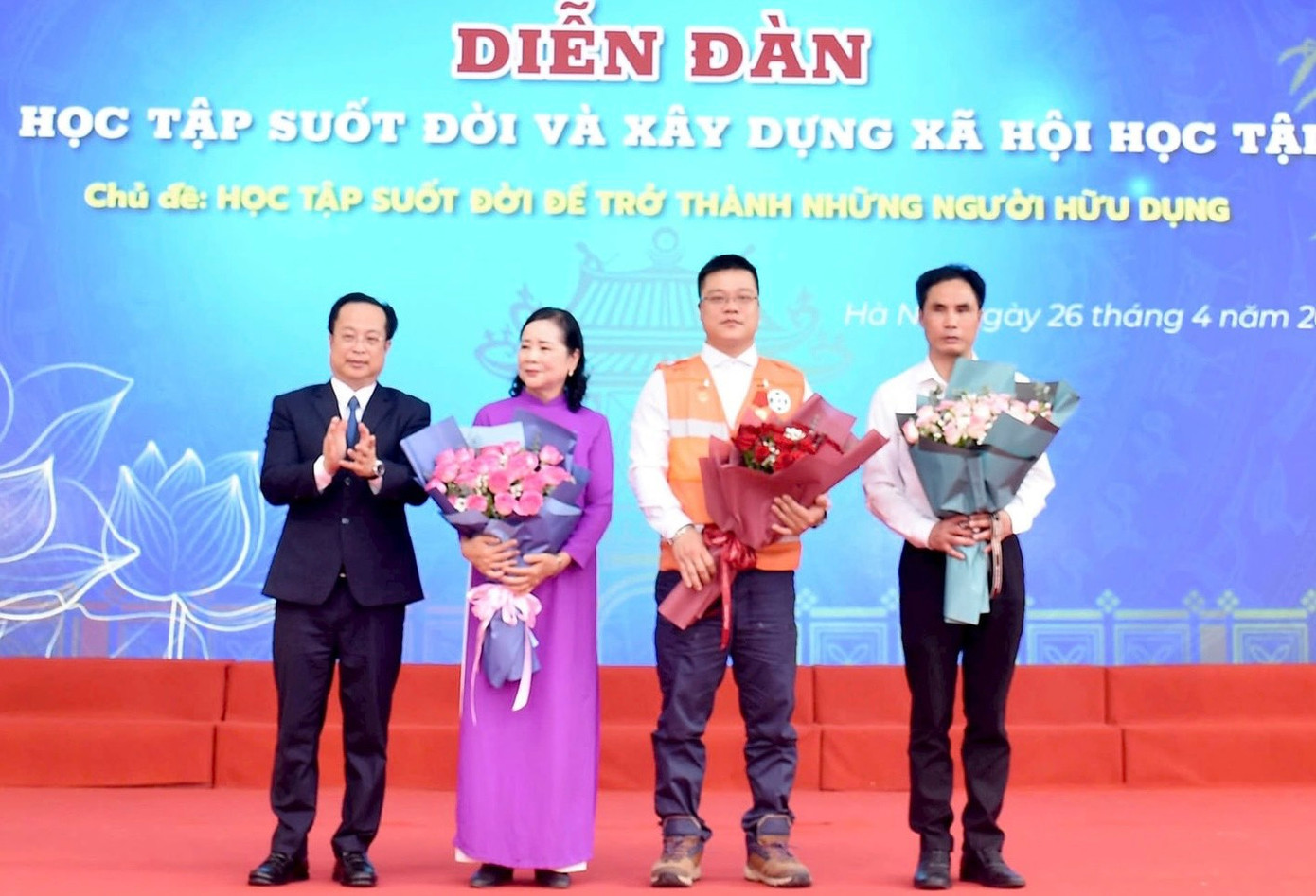 Giám đốc Sở GD&ĐT Hà Nội Trần Thế Cương tặng hoa cho các đại biểu tham gia giao lưu trong chương trình. Giám đốc Sở GD&ĐT Hà Nội Trần Thế Cương tặng hoa cho các đại biểu tham gia giao lưu trong chương trình.