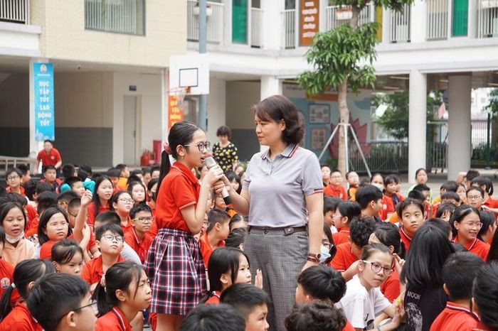 Chuyên gia đến trò chuyện, giải đáp chuyện khó nói cho học sinh nhỏ tuổi tại Trường tiểu học Kim Đồng (Hà Nội). Chuyên gia đến trò chuyện, giải đáp chuyện khó nói cho học sinh nhỏ tuổi tại Trường tiểu học Kim Đồng (Hà Nội).