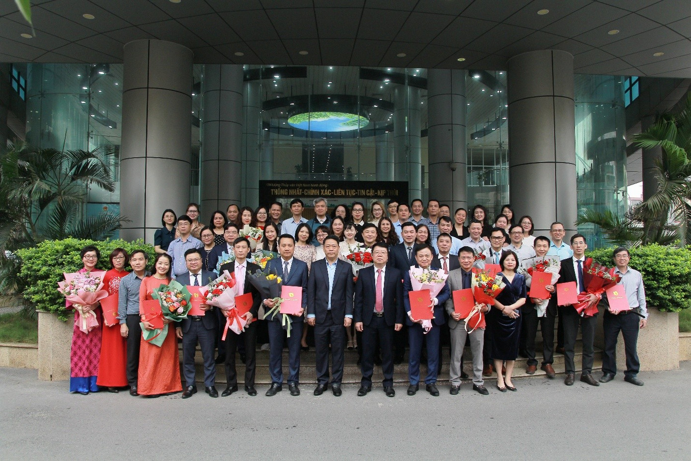 Lãnh đạo, cán bộ Cục Khí tượng Thuỷ văn chụp ảnh sau Lễ công bố và trao Quyết định bổ nhiệm nhân sự. Lãnh đạo, cán bộ Cục Khí tượng Thuỷ văn chụp ảnh sau Lễ công bố và trao Quyết định bổ nhiệm nhân sự.