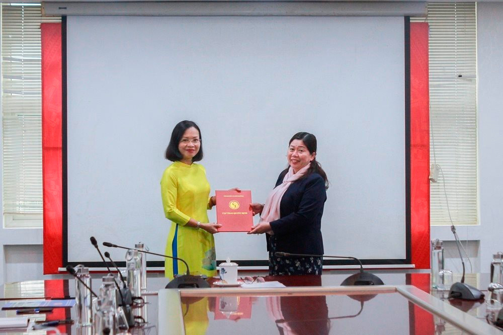 Bà Hà Thu Trang (áo dài vàng) nhận quyết định bổ nhiệm Phó Vụ trưởng Vụ Pháp chế, Bộ Tài nguyên và Môi trường. Bà Hà Thu Trang (áo dài vàng) nhận quyết định bổ nhiệm Phó Vụ trưởng Vụ Pháp chế, Bộ Tài nguyên và Môi trường.