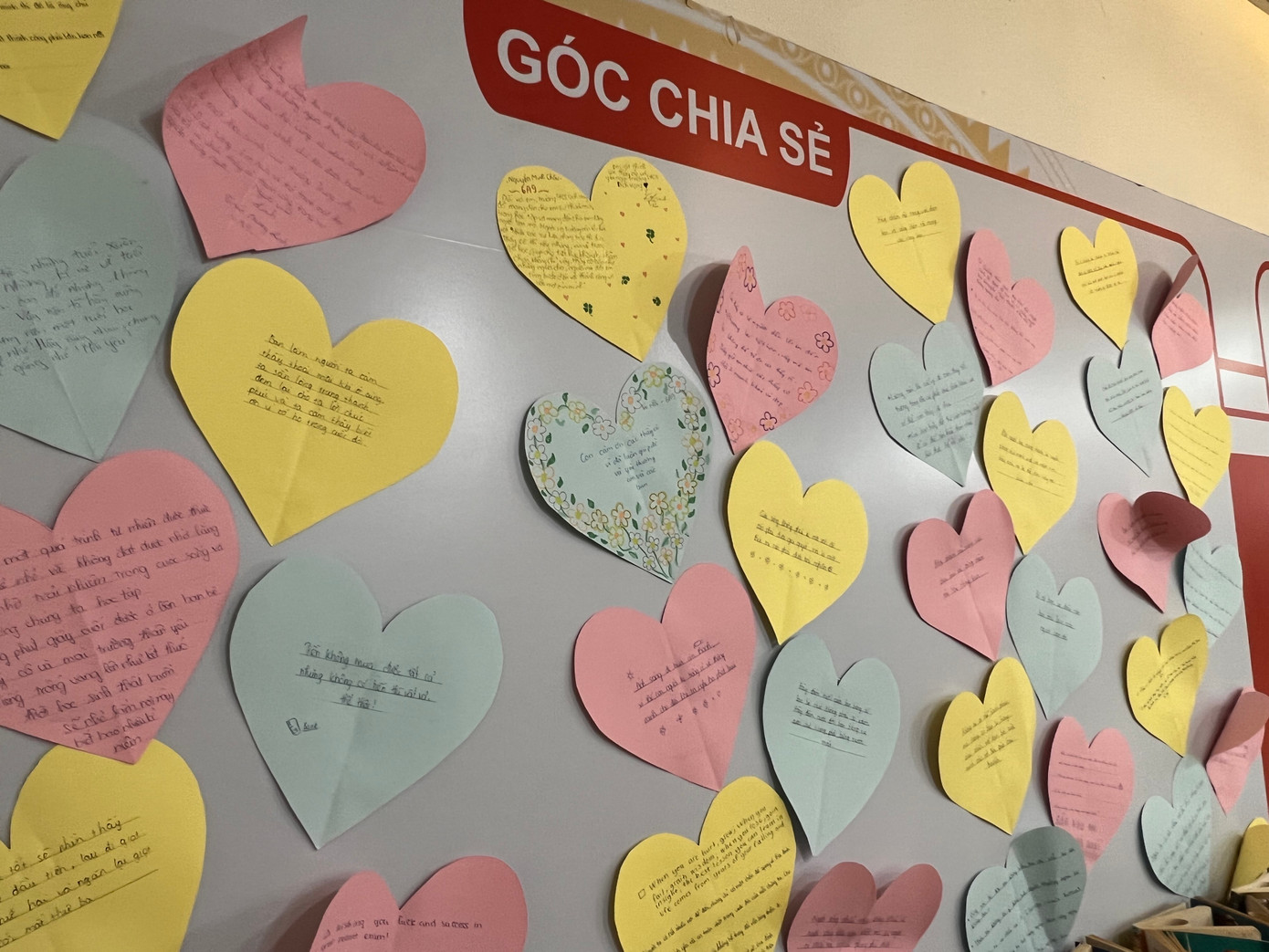 Một góc ở thư viện của trường, học sinh được khuyến khích viết ra những suy nghĩ của mình sau khi đọc sách. Một góc ở thư viện của trường, học sinh được khuyến khích viết ra những suy nghĩ của mình sau khi đọc sách.