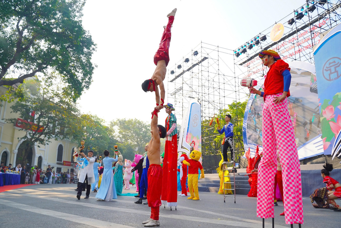 Một sáng mùa thu, sáng hoa rực rỡ, ngợp trời bên bờ Hồ Hoàn Kiếm. Các em học sinh nguyện tiếp tục phấn đấu, rèn đức, luyện tài vì ngày mai tươi sáng.