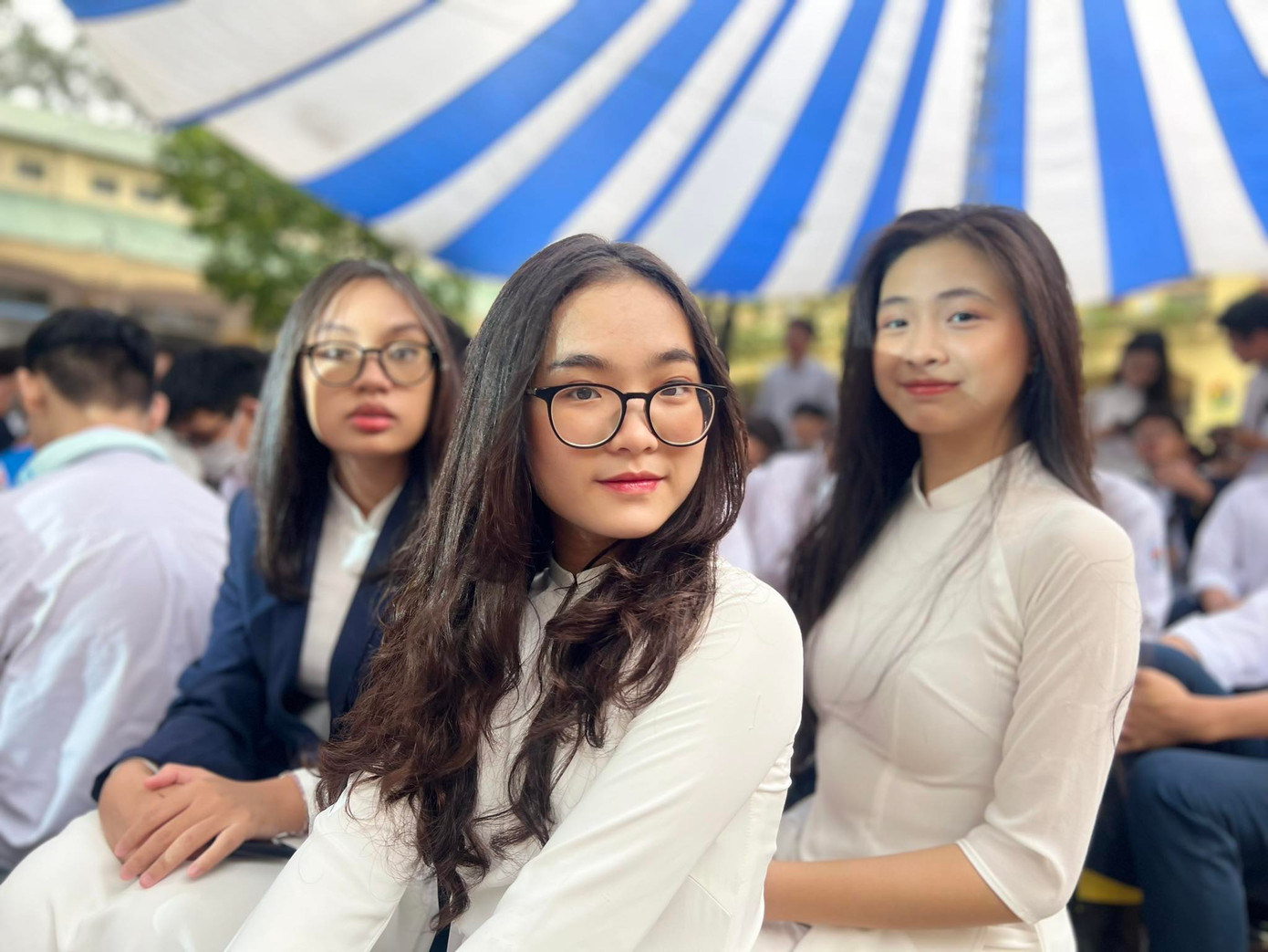 Nữ sinh tranh thủ tạo dáng. Nữ sinh tranh thủ tạo dáng.