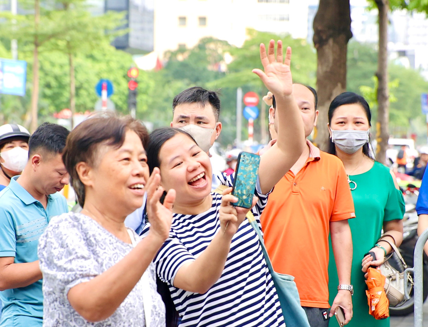 Và không quên cả việc ghi lại khoảnh khắc con bước vào phòng thi. Và không quên cả việc ghi lại khoảnh khắc con bước vào phòng thi.