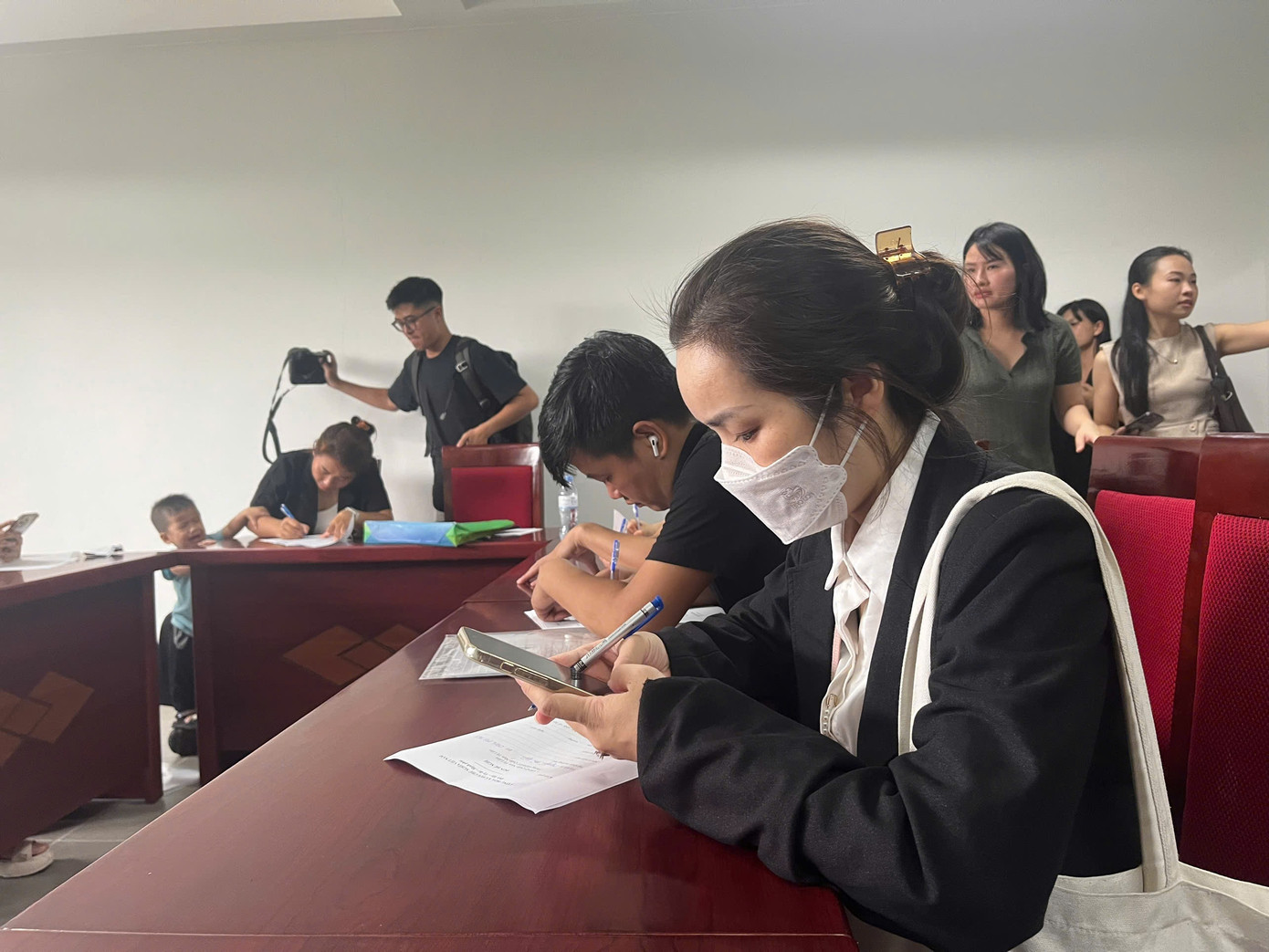 Phụ huynh được đưa đơn xin chuyển trường để đăng ký. Phụ huynh được đưa đơn xin chuyển trường để đăng ký.