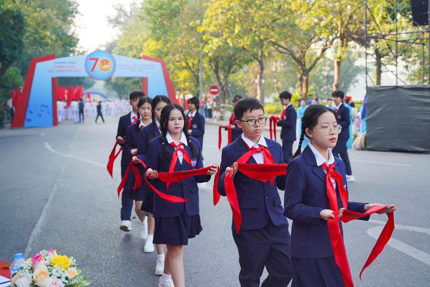 Học sinh Trường THCS Ngô Sỹ Liên, quận Hoàn Kiếm thực hiện nghi thức quàng khăn đỏ cho các đại biểu là lãnh đạo UBND Thành phố Hà Nội, đại diện Bộ GD&amp;ĐT, Sở GD&amp;ĐT.