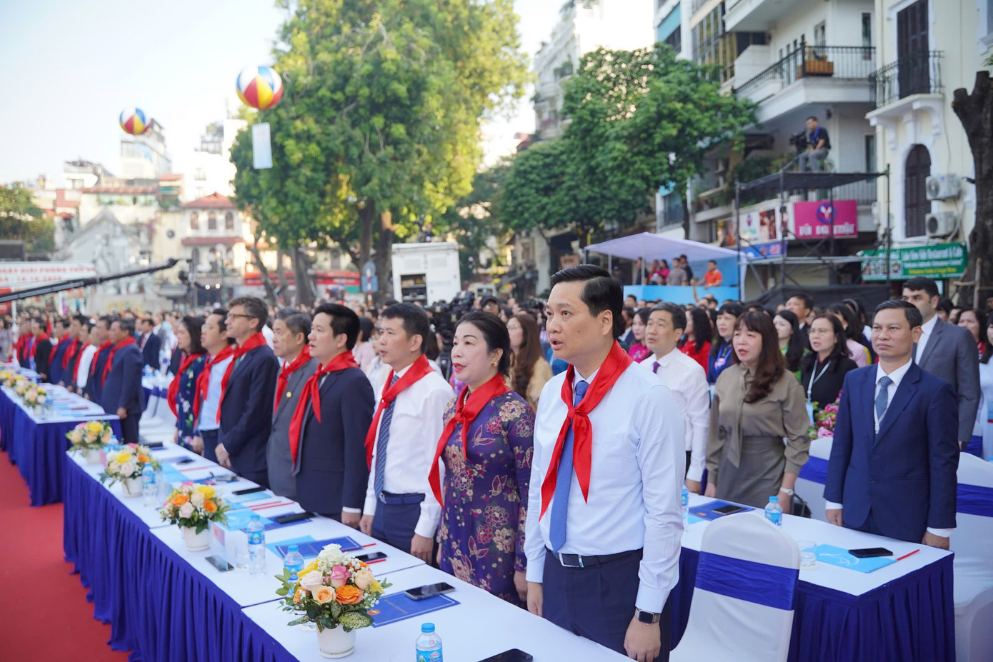 Học sinh Trường THCS Ngô Sỹ Liên, quận Hoàn Kiếm thực hiện nghi thức quàng khăn đỏ cho các đại biểu là lãnh đạo UBND Thành phố Hà Nội, đại diện Bộ GD&amp;ĐT, Sở GD&amp;ĐT.