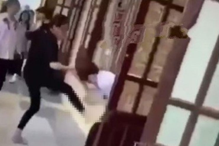 N.A áo đen đánh nữ sinh lớp 12, Trường THPT THPT Nguyễn Đức Cảnh, huyện Kiến Thuỵ (Hải Phòng).