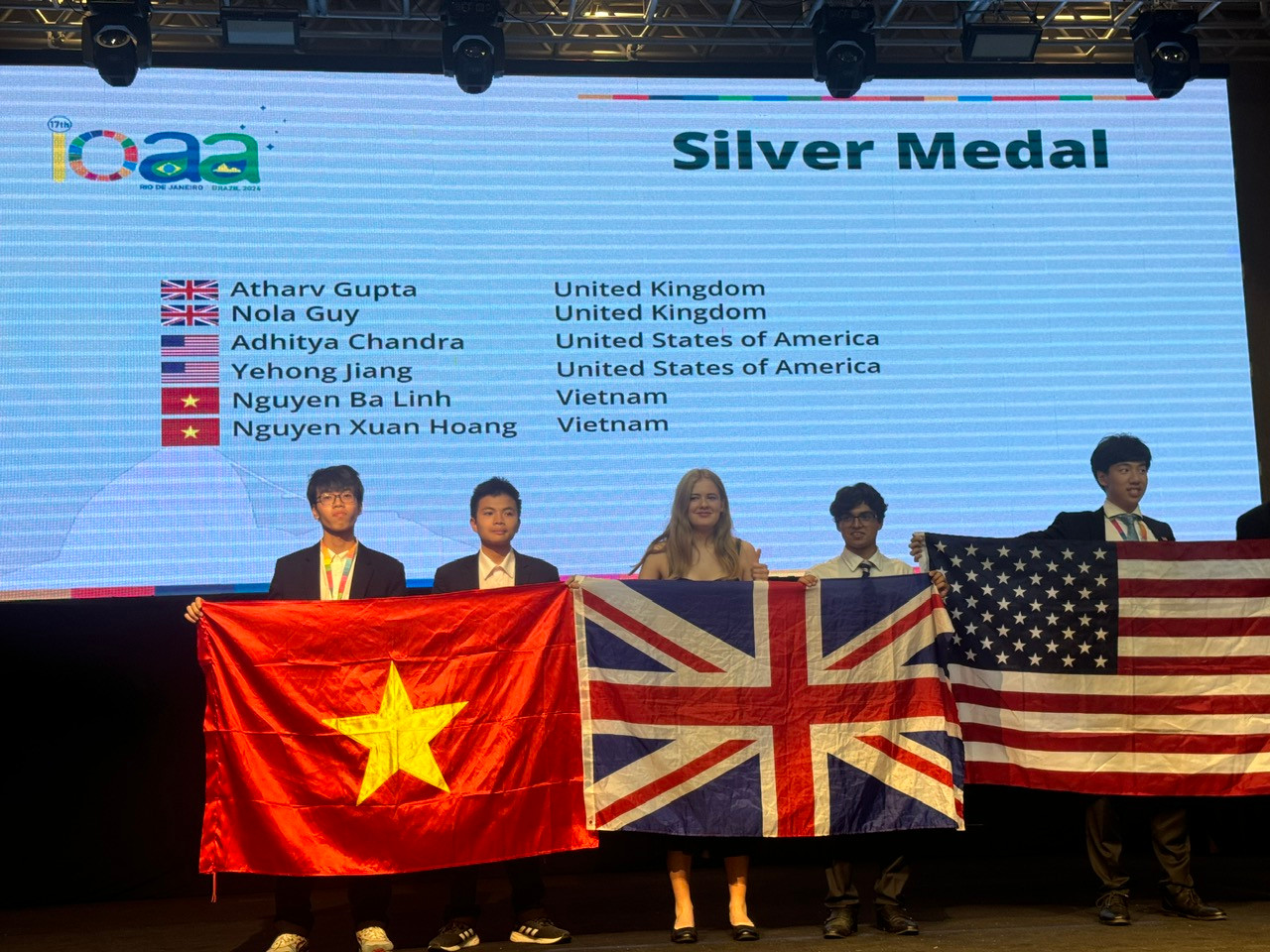 Hai học sinh Nguyễn Bá Linh, Nguyễn Xuân Hoàng, Trường THPT Chuyên Hà Nội - Amsterdam xuất sắc được gọi tên giành Huy chương Bạc tại Kỳ thi Thiên văn và Vật lý Thiên văn quốc tế IOAA 2024.