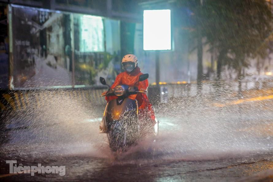 Mưa lớn xuất hiện ở nhiều vùng trên cả nước trong chiều tối và đêm nay.