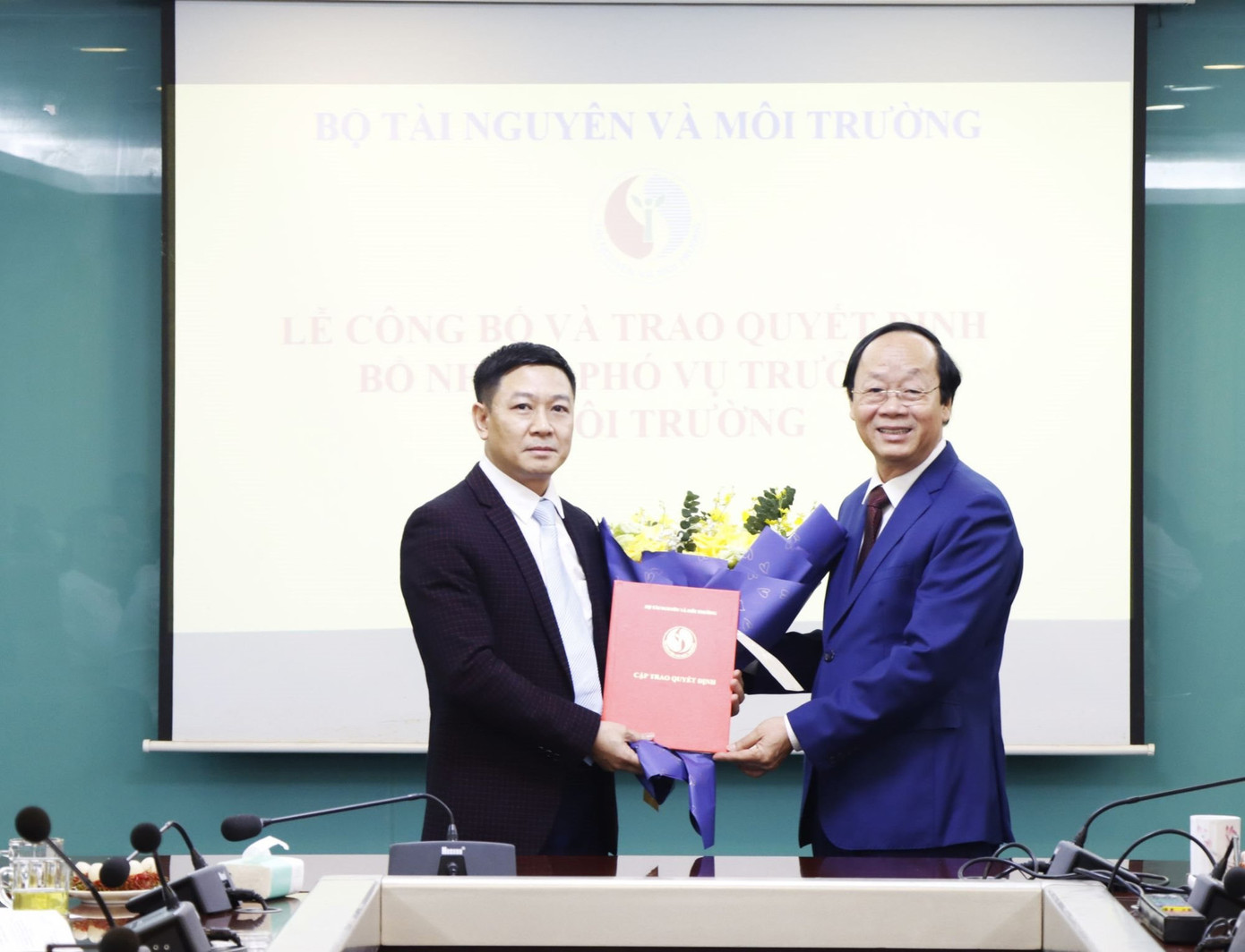 Thứ trưởng Võ Tuấn Nhân (bên phải) trao quyết định bổ nhiệm cho ông Vũ Đình Nam. Thứ trưởng Võ Tuấn Nhân (bên phải) trao quyết định bổ nhiệm cho ông Vũ Đình Nam.