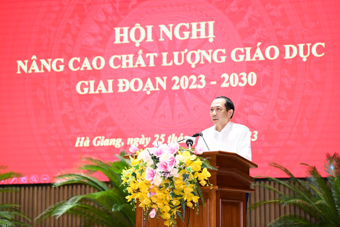 Phó Chủ tịch UBND tỉnh Hà Giang ông Trần Đức Quý nêu thực trạng giáo dục địa phương. Phó Chủ tịch UBND tỉnh Hà Giang ông Trần Đức Quý nêu thực trạng giáo dục địa phương.