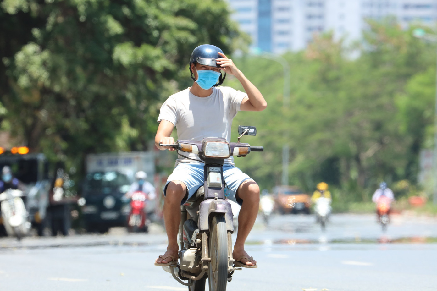 Miền Bắc, miền Trung hôm nay nắng nóng gay gắt, có nơi đặc biệt gay gắt.