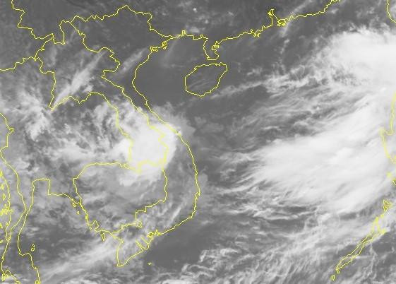 Áp thấp nhiệt đới suy yếu từ bão Côn Sơn gần như không di chuyển trong nhiều giờ qua. Ảnh chụp từ vệ tinh.