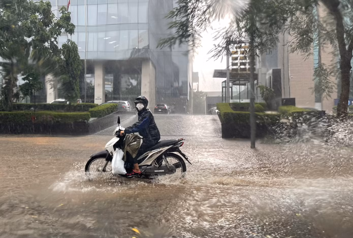 Miền Bắc đón mưa lớn từ chiều tối 9/6 đến sáng 10/6.