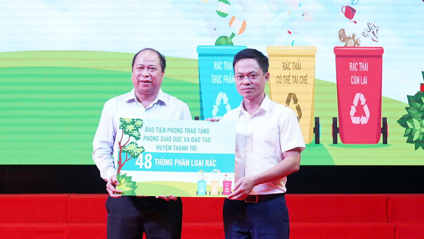 Nhà báo Trần Công Hùng đại diện Ban tổ chức trao tặng Phòng GD&ĐT huyện Thanh Trì 48 thùng rác. Nhà báo Trần Công Hùng đại diện Ban tổ chức trao tặng Phòng GD&ĐT huyện Thanh Trì 48 thùng rác.