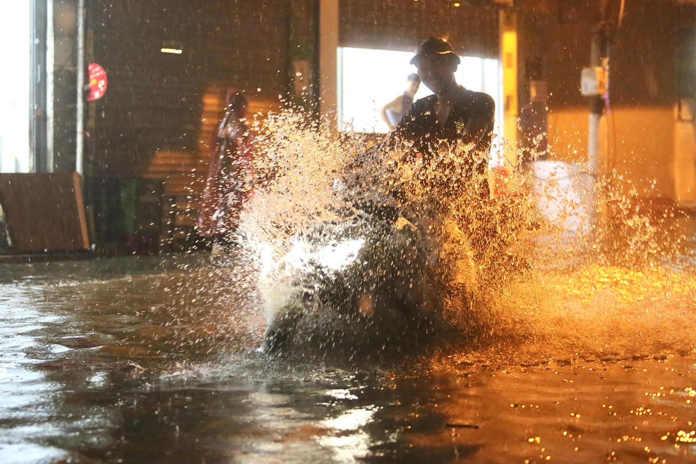 Mưa lớn kéo dài nhiều ngày, miền Trung đối mặt nguy cơ ngập úng.