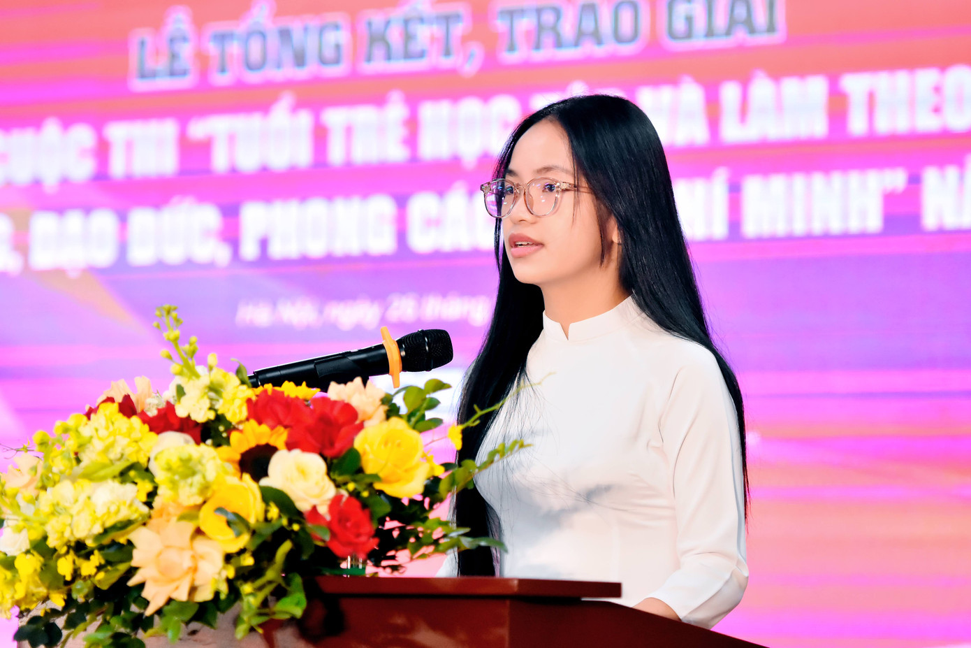 Em Vũ Thị Ngọc Ánh, học sinh lớp 12A, Trường THPT Bình Minh, Kim Sơn (Ninh Bình), thí sinh đoạt giải Nhì phát biểu tại lễ trao giải. Em Vũ Thị Ngọc Ánh, học sinh lớp 12A, Trường THPT Bình Minh, Kim Sơn (Ninh Bình), thí sinh đoạt giải Nhì phát biểu tại lễ trao giải.