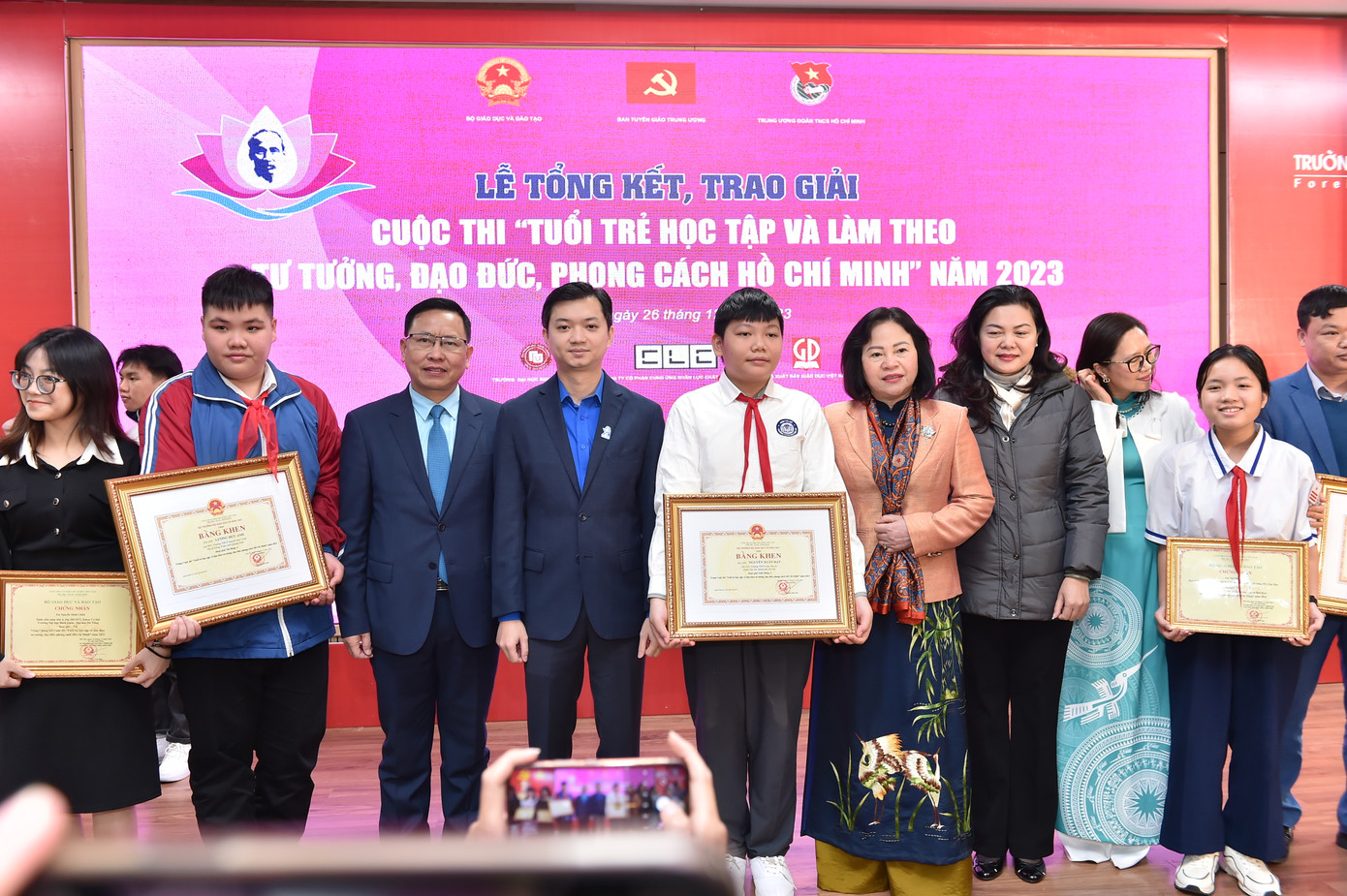 Lãnh đạo T.Ư Đoàn và lãnh đạo Bộ GD&ĐT trao Bằng khen cho các học sinh đoạt giải. Lãnh đạo T.Ư Đoàn và lãnh đạo Bộ GD&ĐT trao Bằng khen cho các học sinh đoạt giải.