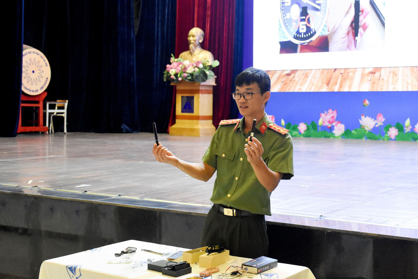 Công an thành phố Hà Nội hướng dẫn cách phát hiện các thiết bị gian lận thi. (ảnh: Phạm Thảo)