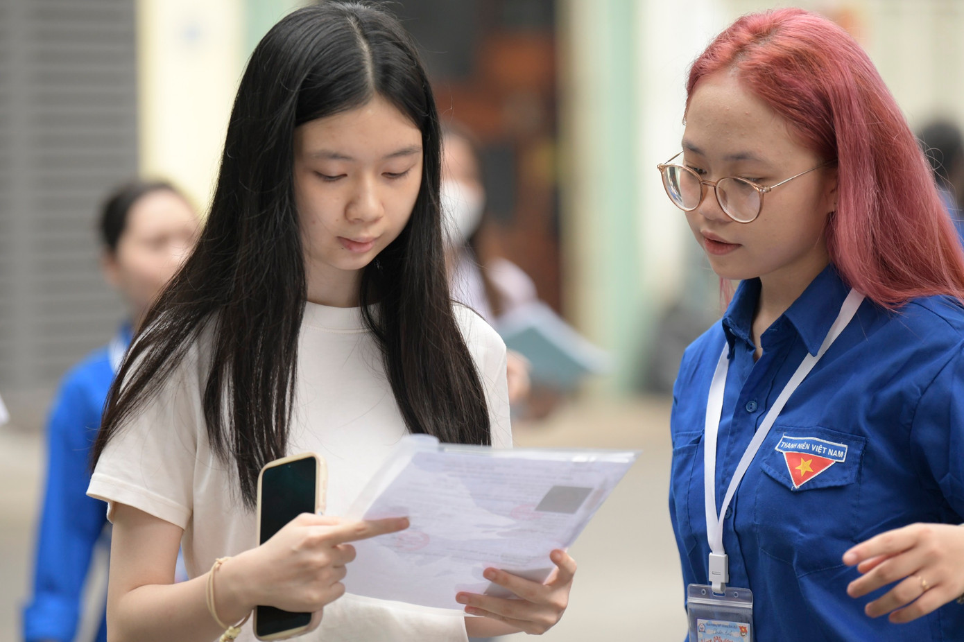 Một thí sinh khác cũng cần sự hỗ trợ của thanh niên tình nguyện. Một thí sinh khác cũng cần sự hỗ trợ của thanh niên tình nguyện.