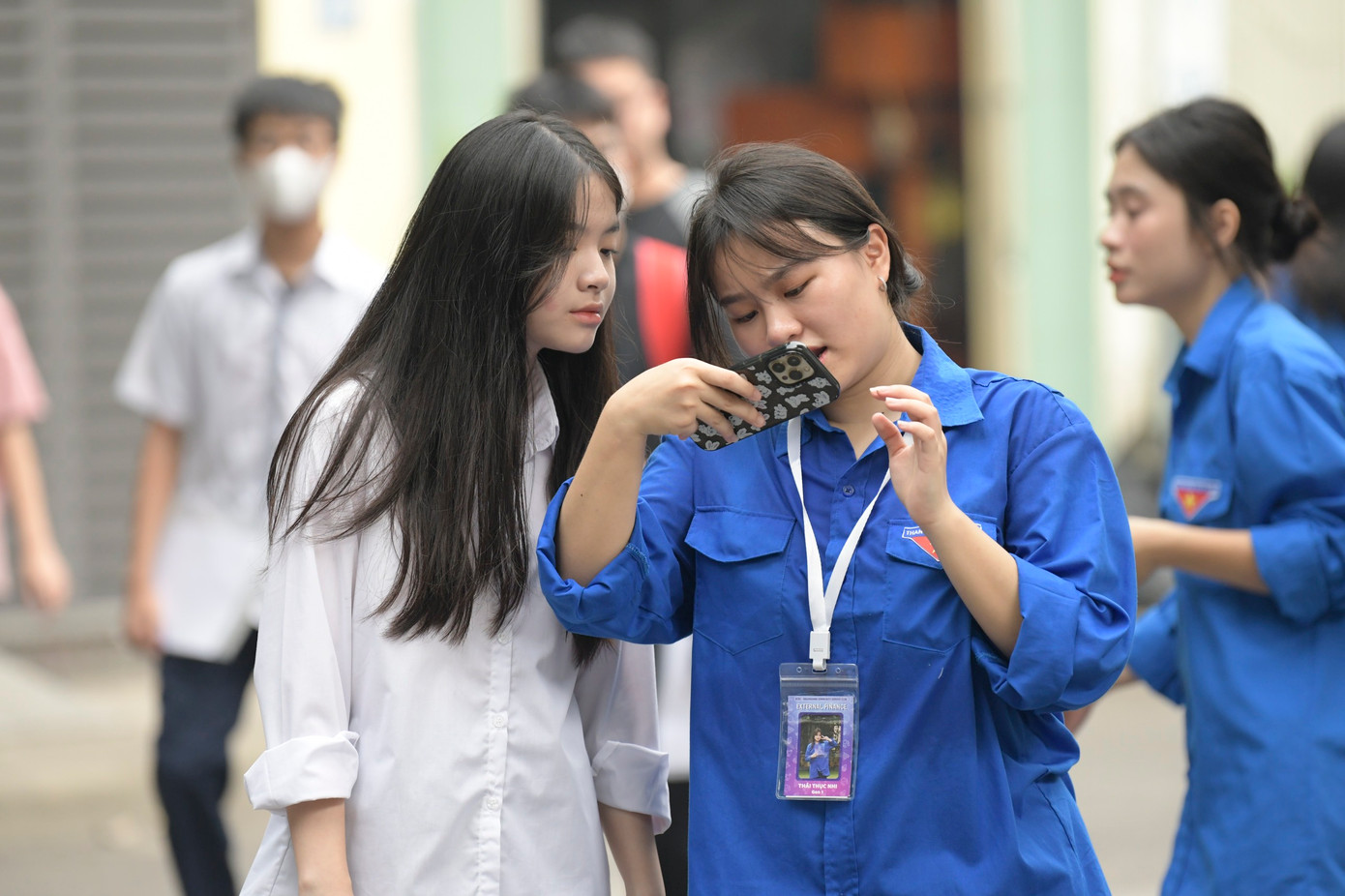 Lực lượng thanh niên tình nguyện xem sơ đồ hướng dẫn thí sinh vào phòng thi. Lực lượng thanh niên tình nguyện xem sơ đồ hướng dẫn thí sinh vào phòng thi.