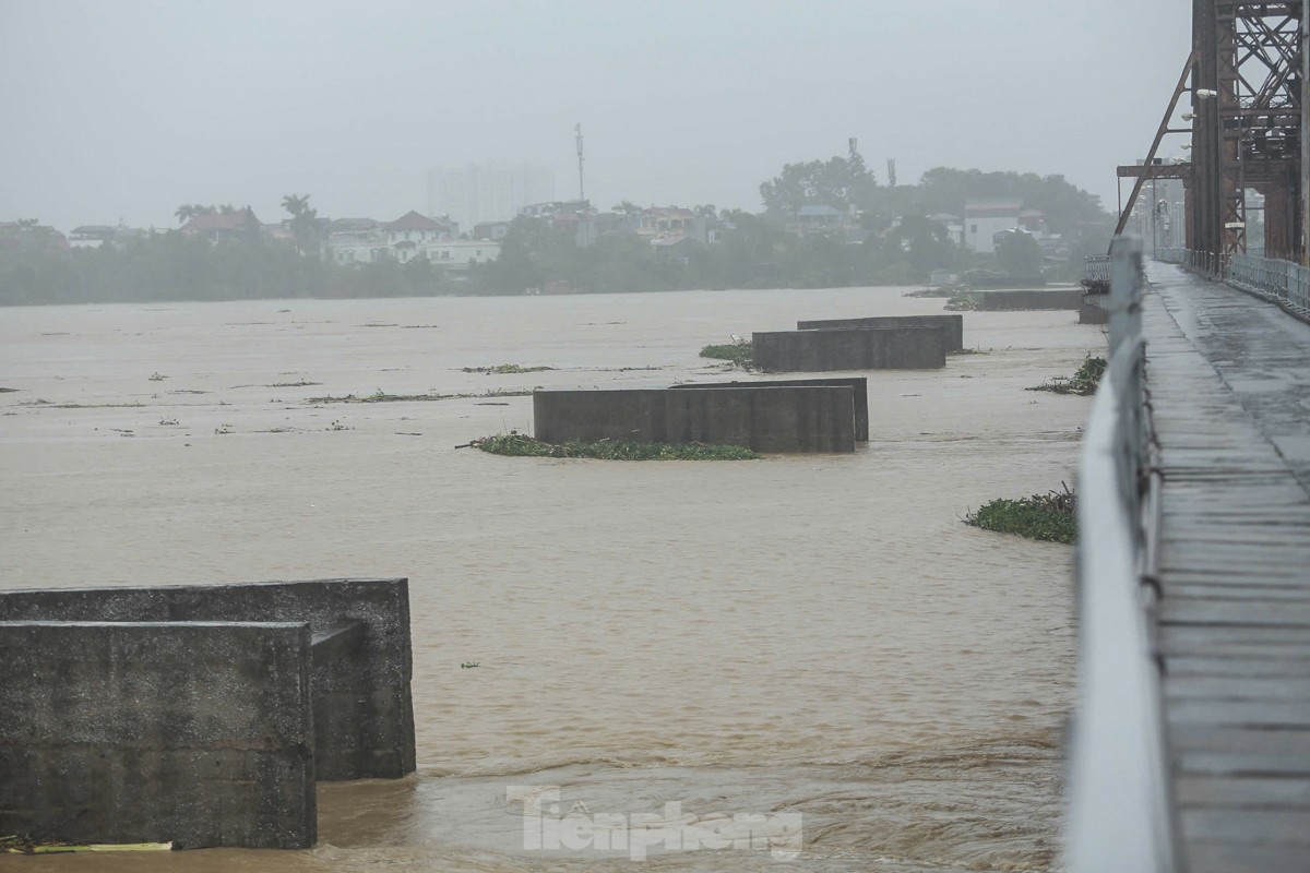 Lũ trên sông Hồng tại Hà Nội vẫn duy trì trên báo động 2 trong ngày hôm nay.