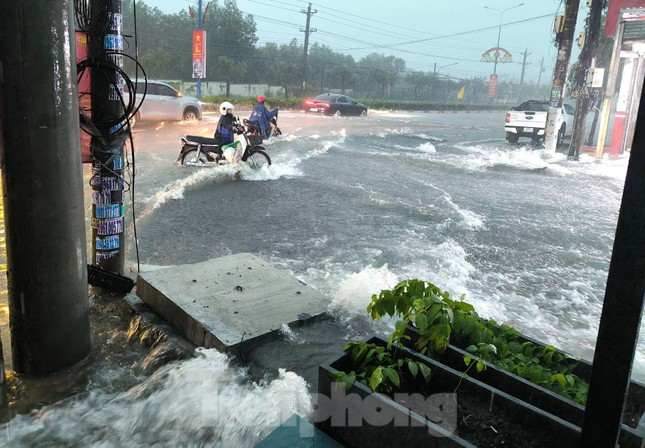 Mưa lớn ở Bình Dương khiến một người bị nghi mất tích do nước cuốn trôi. Mưa lớn ở Bình Dương khiến một người bị nghi mất tích do nước cuốn trôi.