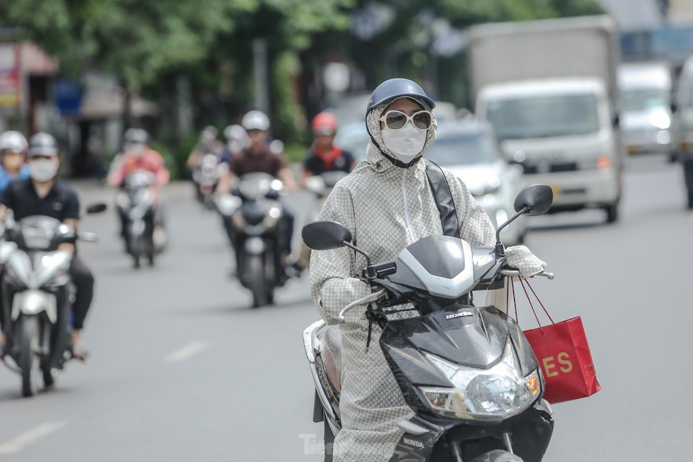 Hôm nay (20/6) là ngày nắng nóng đỉnh điểm ở miền Bắc và miền Trung. Ảnh: Duy Phạm. Hôm nay (20/6) là ngày nắng nóng đỉnh điểm ở miền Bắc và miền Trung. Ảnh: Duy Phạm.