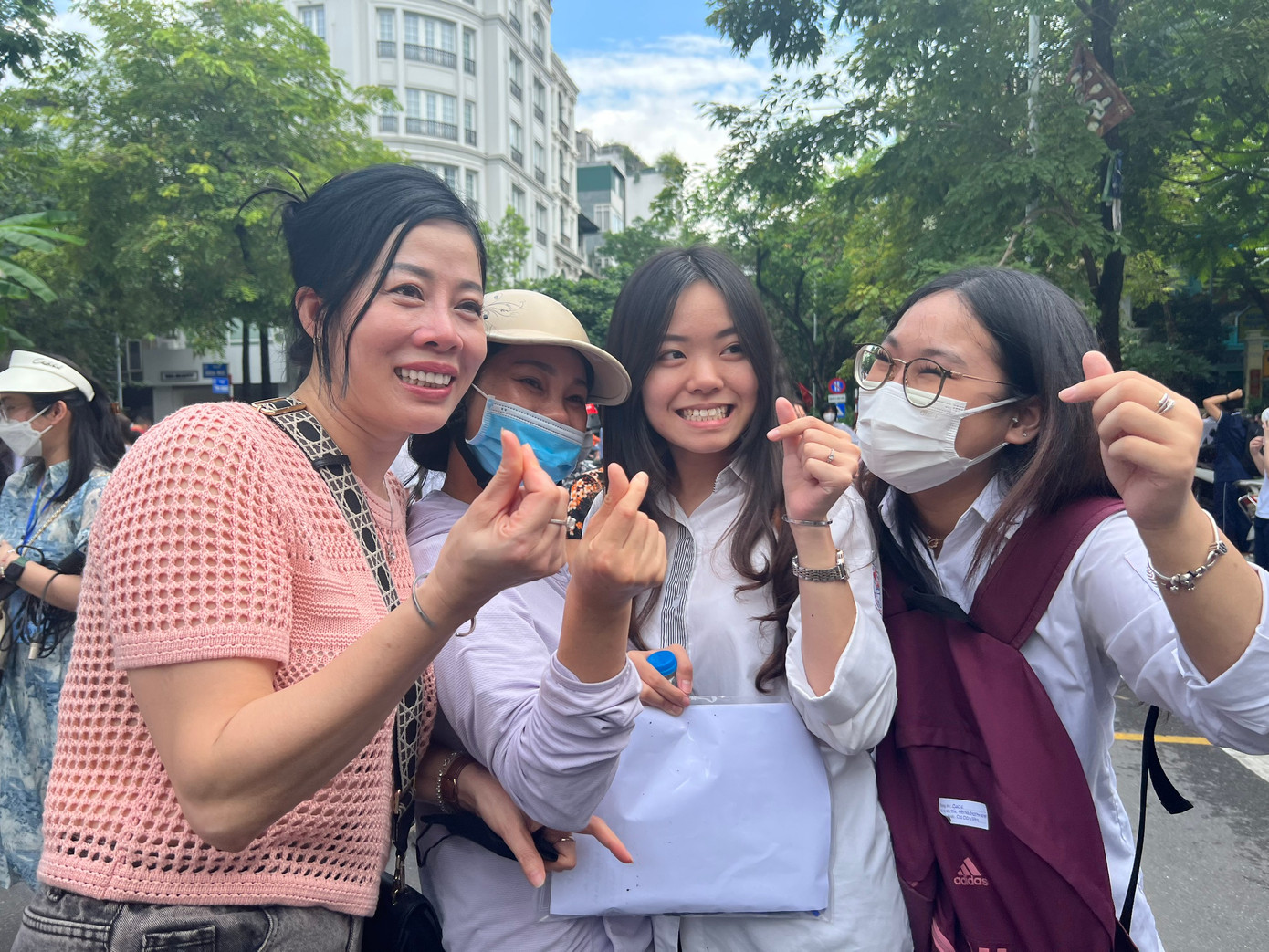 Thí sinh "ăn mừng" sau khi hoàn thành các bài thi tại Kỳ thi Tốt nghiệp THPT. Thí sinh "ăn mừng" sau khi hoàn thành các bài thi tại Kỳ thi Tốt nghiệp THPT.