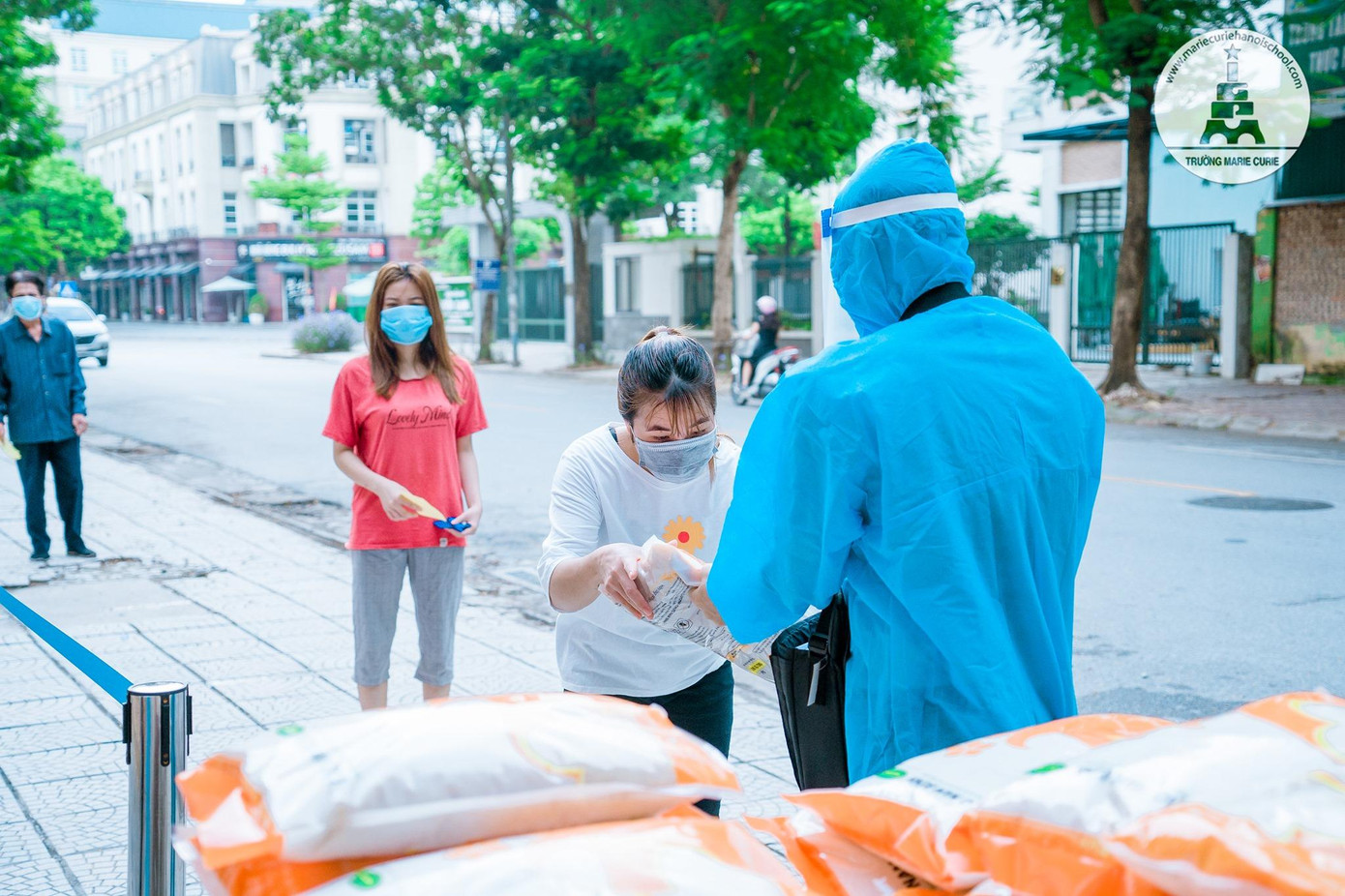Người dân, sinh viên nhận quà hỗ trợ tại trường. Người dân, sinh viên nhận quà hỗ trợ tại trường.