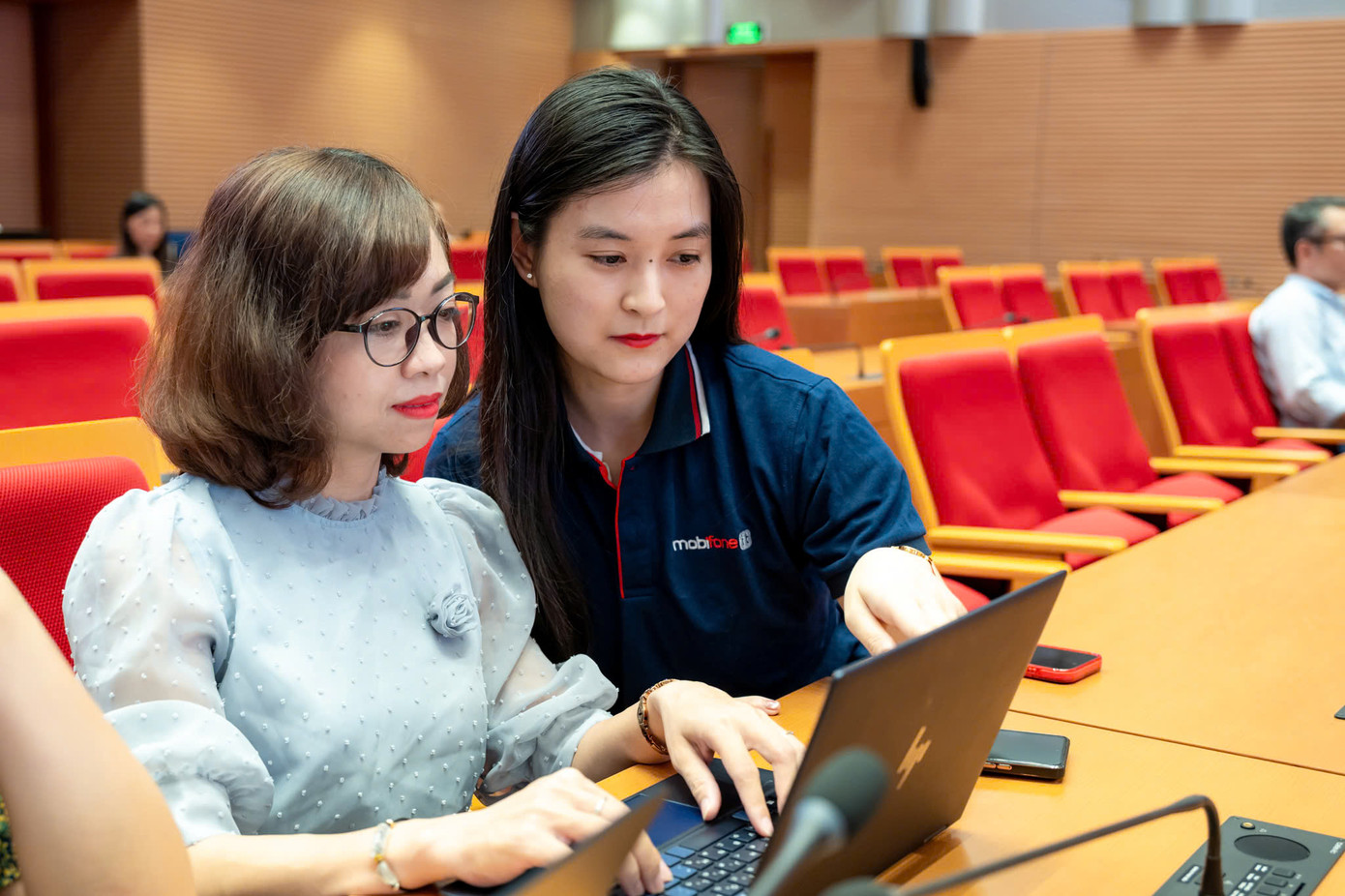 Cán bộ MobiFone đào tạo, tập huấn quy trình vận hành hệ thống dịch vụ công theo mô hình chính quyền địa phương hai cấp. Cán bộ MobiFone đào tạo, tập huấn quy trình vận hành hệ thống dịch vụ công theo mô hình chính quyền địa phương hai cấp.