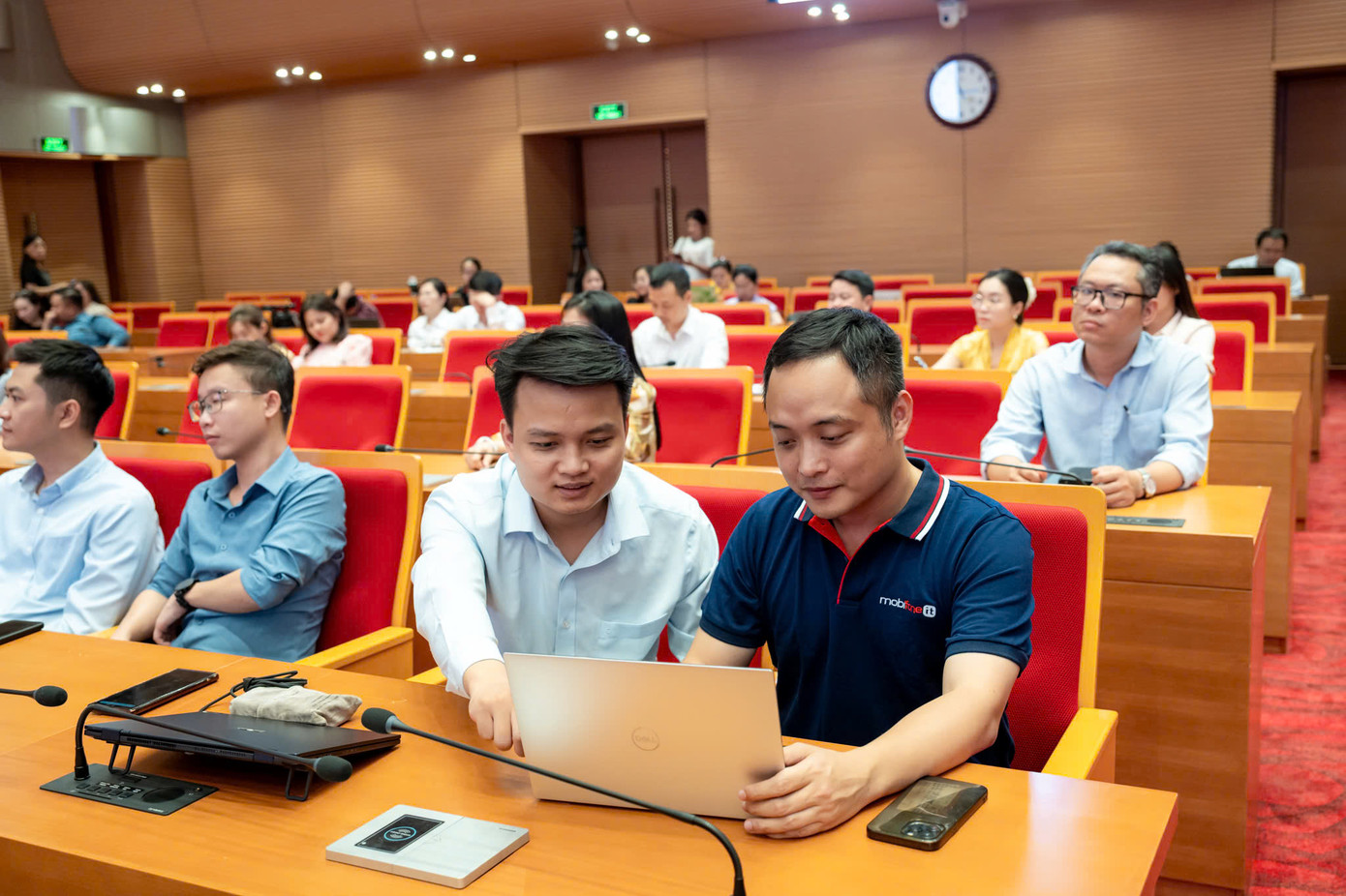 Cán bộ MobiFone hướng dẫn các xã, phường vận hành hệ thống dịch vụ công theo mô hình chính quyền địa phương hai cấp. Cán bộ MobiFone hướng dẫn các xã, phường vận hành hệ thống dịch vụ công theo mô hình chính quyền địa phương hai cấp.