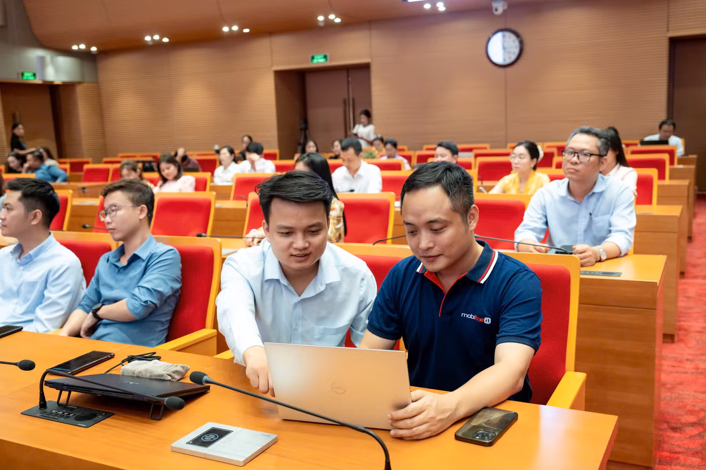 Cán bộ MobiFone hướng dẫn các xã, phường vận hành hệ thống dịch vụ công theo mô hình chính quyền địa phương hai cấp.