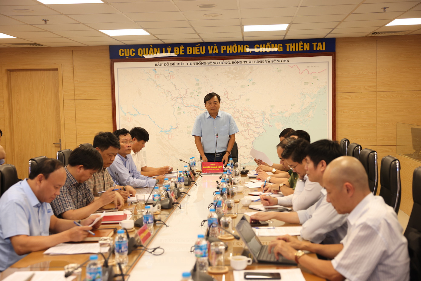 Thứ trưởng Bộ Nông nghiệp và Môi trường Nguyễn Hoàng Hiệp phát biểu chỉ đạo tại cuộc họp ứng phó với bão và mưa lớn chiều 11/6. Thứ trưởng Bộ Nông nghiệp và Môi trường Nguyễn Hoàng Hiệp phát biểu chỉ đạo tại cuộc họp ứng phó với bão và mưa lớn chiều 11/6.