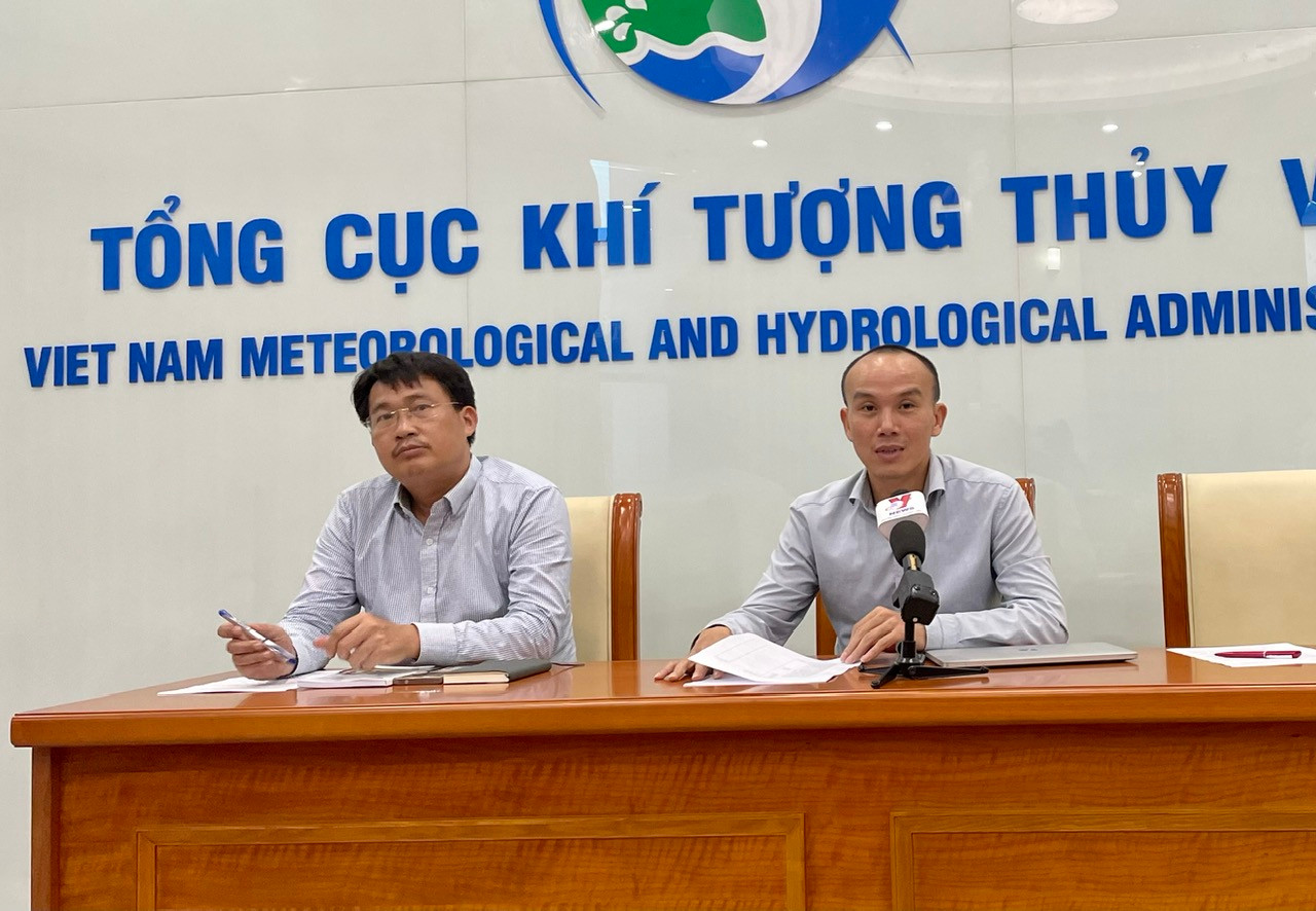 Ông Hoàng Phúc Lâm (phải) chia sẻ về bão YAGI trong chiều nay (4/9). Ông Hoàng Phúc Lâm (phải) chia sẻ về bão YAGI trong chiều nay (4/9).