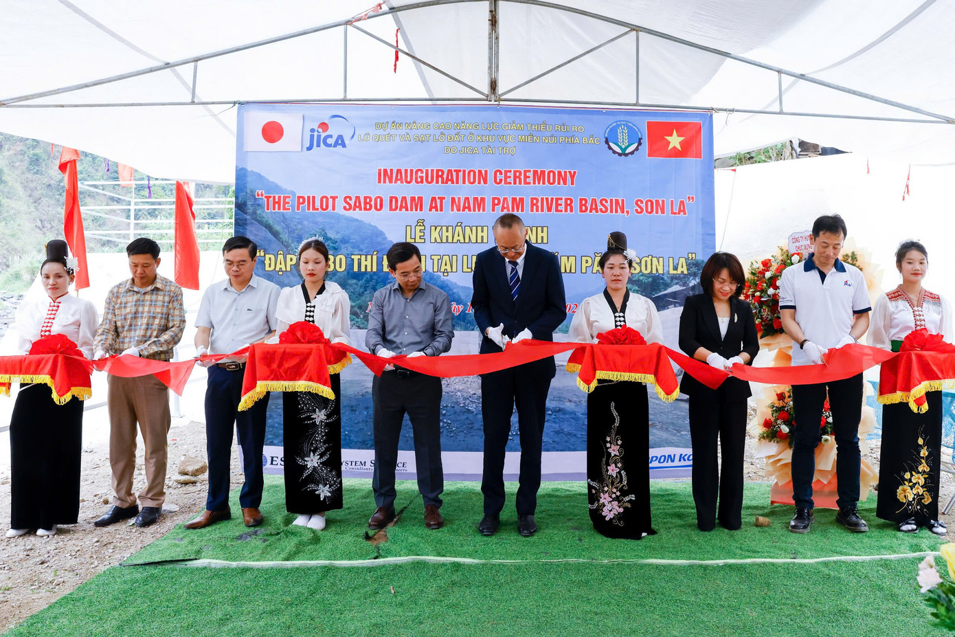 Đại diện các bên cắt băng khánh hàng công trình đập Sabo đầu tiên của Việt Nam.