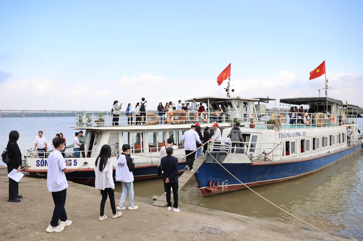 Các thủ khoa lên tàu, bắt đầu hành trình khám phá, trải nghiệm trên sông Hồng. (Ảnh: Như Ý)