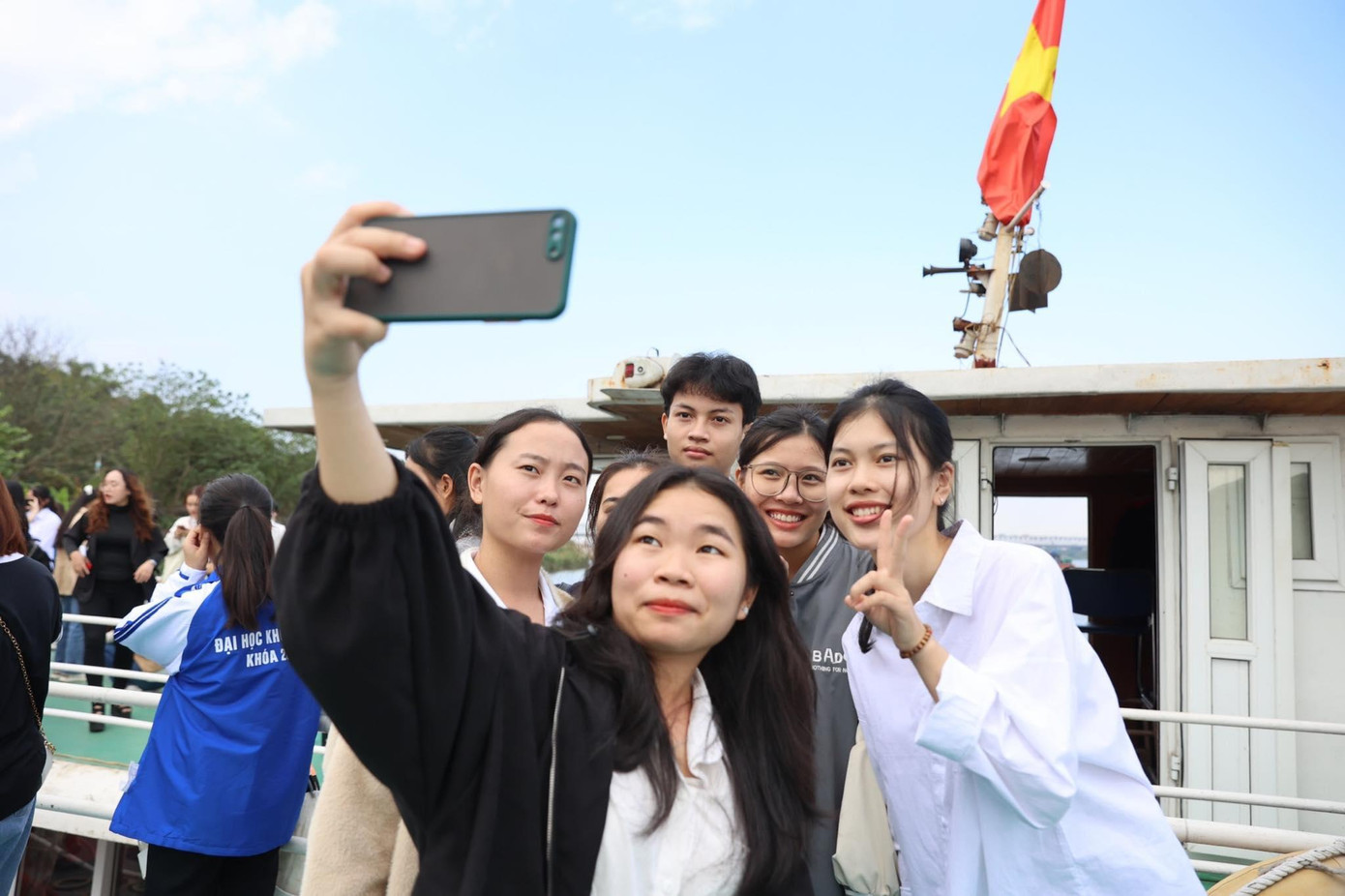 Các thủ khoa hào hứng lưu lại những hình ảnh đẹp trong chuyến đi. (Ảnh: Như Ý)