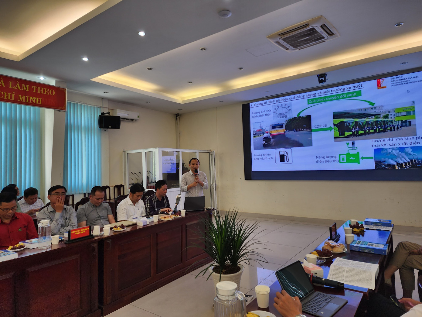 Theo TS Lê Văn Nghĩa, Đại học Bách khoa Hà Nội chia sẻ về hiệu quả của việc sử dụng xe buýt xanh với bảo vệ môi trường. Ảnh: BTC.