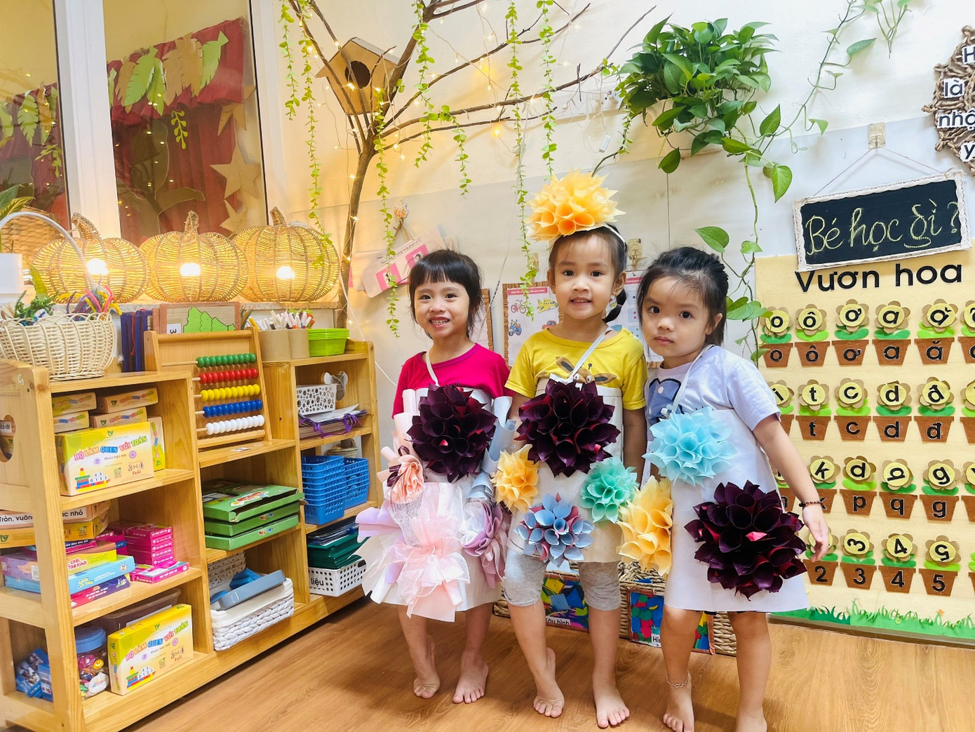 Dưới bàn tay khéo léo của cô giáo và các bạn nhỏ, những mẩu giấy vụn, túi ni lông cũng có thể tạo ra những sản phẩm thời trang độc đáo. Dưới bàn tay khéo léo của cô giáo và các bạn nhỏ, những mẩu giấy vụn, túi ni lông cũng có thể tạo ra những sản phẩm thời trang độc đáo.