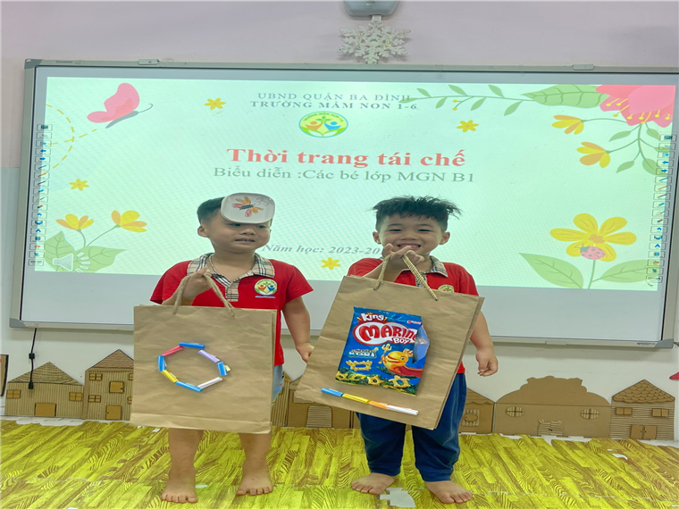 Và đây là những chiếc túi được làm từ giấy. Và đây là những chiếc túi được làm từ giấy.