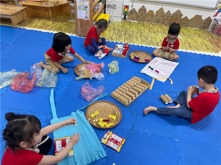 Trẻ được hướng dẫn tận dụng chai nhựa, lõi giấy, để sáng tạo ra đồ chơi. Trẻ được hướng dẫn tận dụng chai nhựa, lõi giấy, để sáng tạo ra đồ chơi.